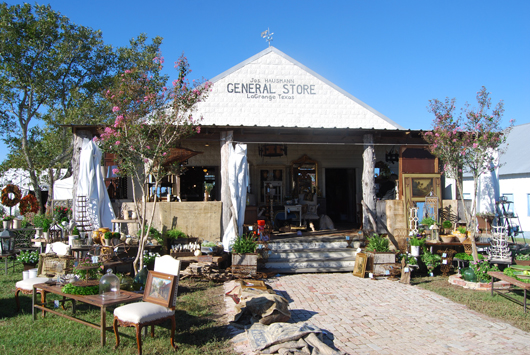 Ginny and Ben Smith, Maison de France Antiques. Image courtesy of Marberger Farm Antique Show.